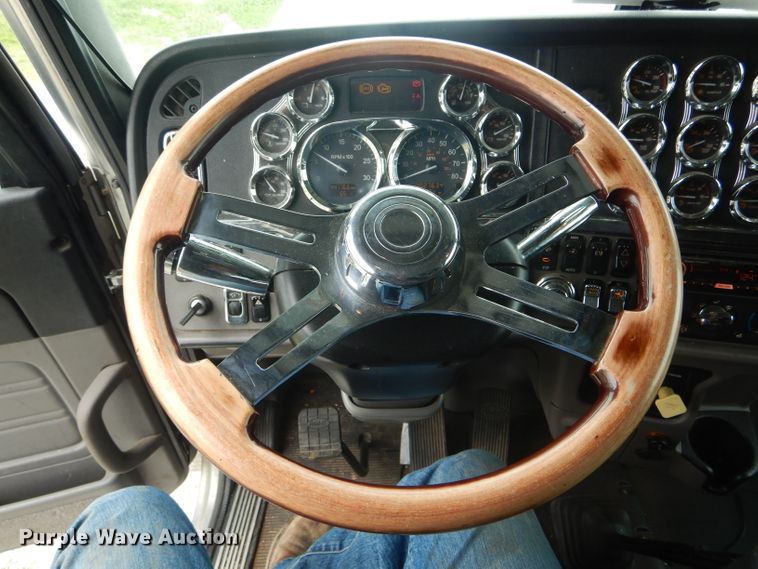 image for item GO9694 2011 Peterbilt 389  semi truck