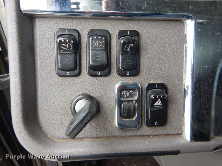 image for item GO9694 2011 Peterbilt 389  semi truck