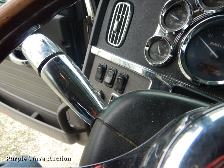 image for item GO9694 2011 Peterbilt 389  semi truck