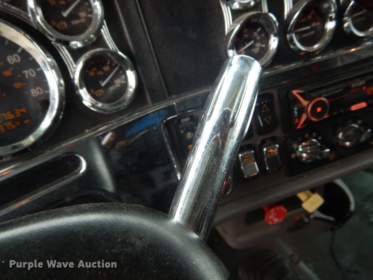 image for item GO9694 2011 Peterbilt 389  semi truck