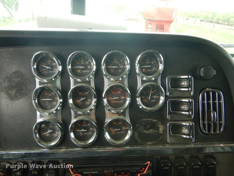 image for item GO9694 2011 Peterbilt 389  semi truck