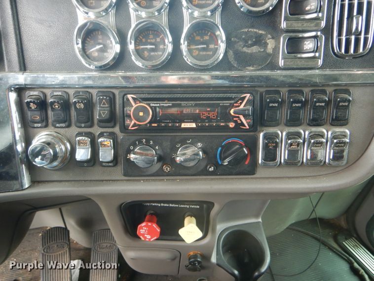 image for item GO9694 2011 Peterbilt 389  semi truck