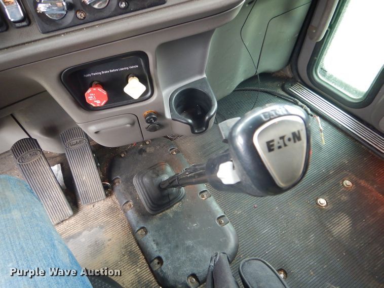 image for item GO9694 2011 Peterbilt 389  semi truck