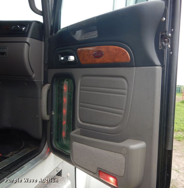 image for item GO9694 2011 Peterbilt 389  semi truck