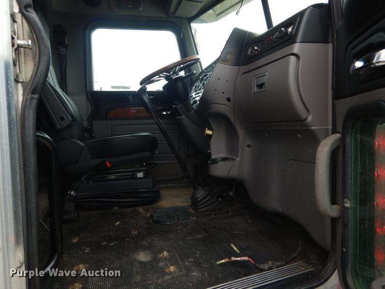 image for item GO9694 2011 Peterbilt 389  semi truck