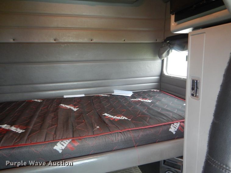 image for item GO9694 2011 Peterbilt 389  semi truck