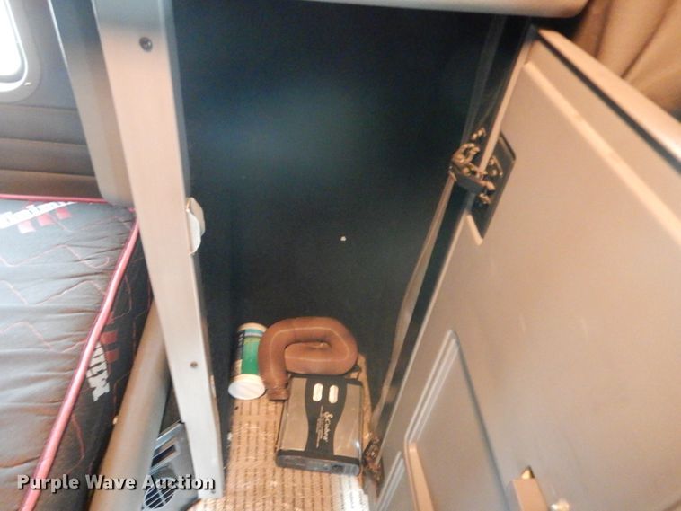 image for item GO9694 2011 Peterbilt 389  semi truck