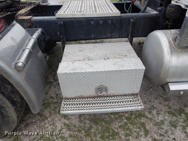 image for item GO9694 2011 Peterbilt 389  semi truck