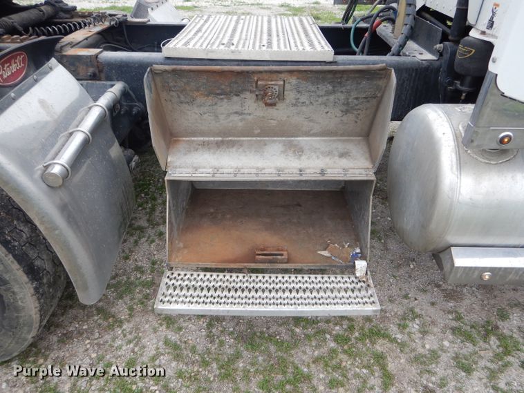 image for item GO9694 2011 Peterbilt 389  semi truck