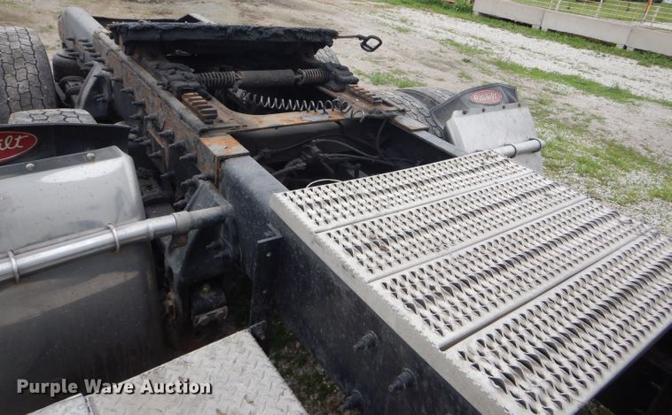 image for item GO9694 2011 Peterbilt 389  semi truck