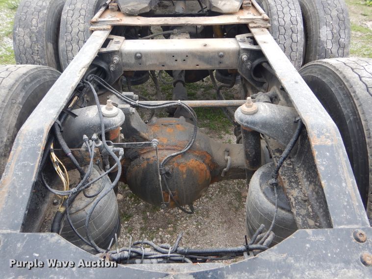 image for item GO9694 2011 Peterbilt 389  semi truck