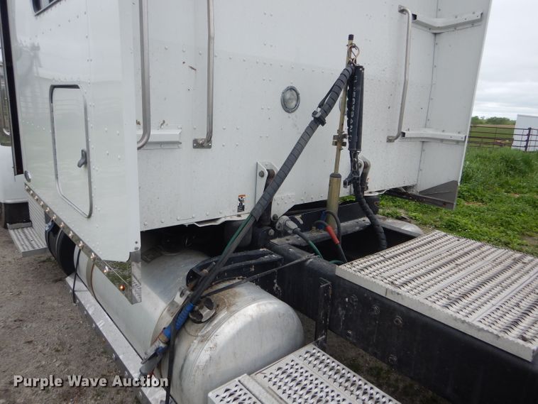 image for item GO9694 2011 Peterbilt 389  semi truck