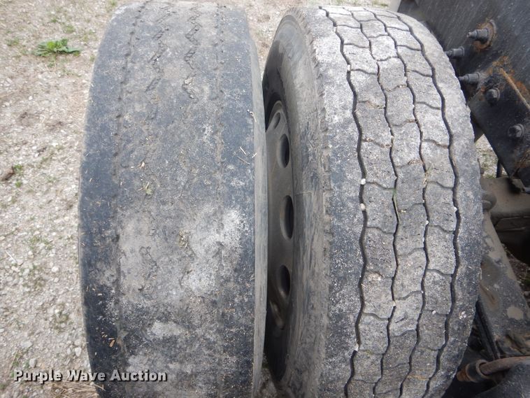 image for item GO9694 2011 Peterbilt 389  semi truck