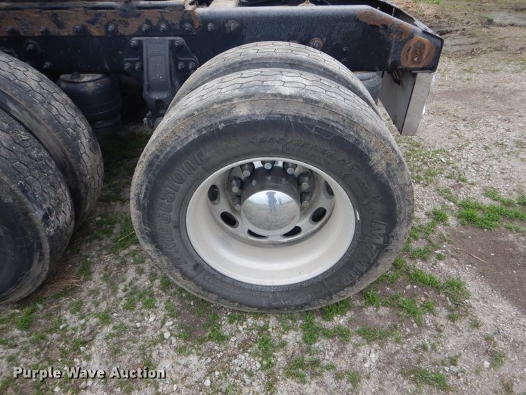 image for item GO9694 2011 Peterbilt 389  semi truck