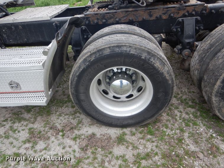 image for item GO9694 2011 Peterbilt 389  semi truck