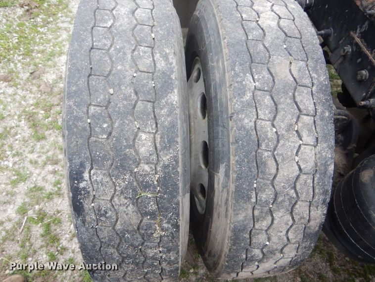 image for item GO9694 2011 Peterbilt 389  semi truck