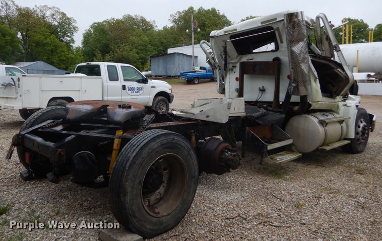 image for item GV9009 2007 International 9400i  semi truck