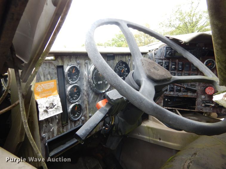 image for item GV9009 2007 International 9400i  semi truck