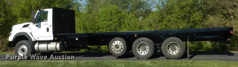 image for item GW9877 2012 International 7600  flatbed truck