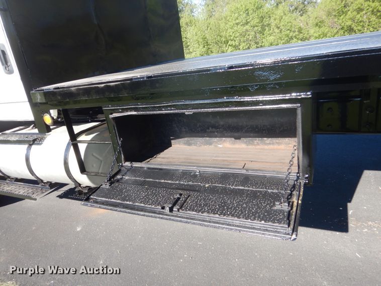 image for item GW9877 2012 International 7600  flatbed truck