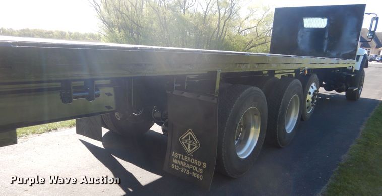 image for item GW9877 2012 International 7600  flatbed truck