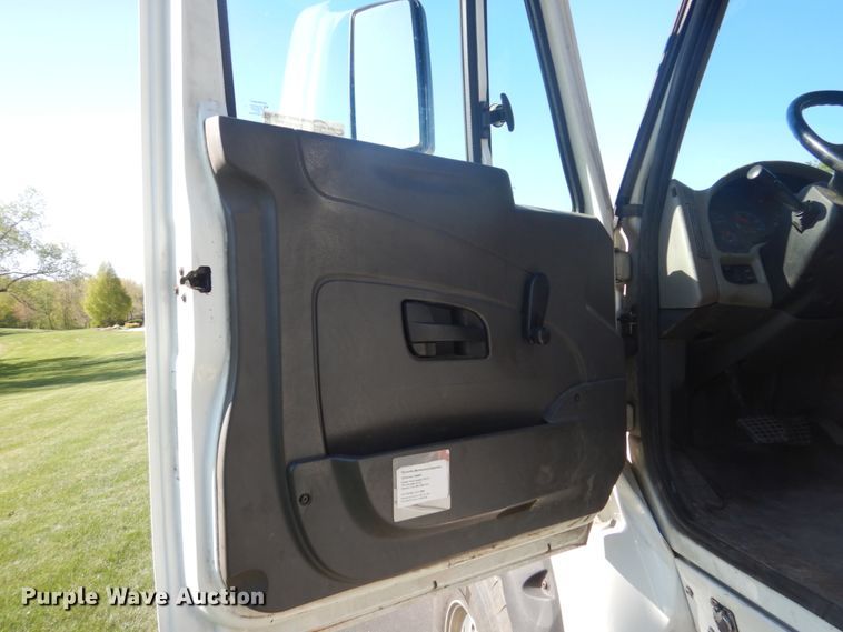 image for item GW9877 2012 International 7600  flatbed truck