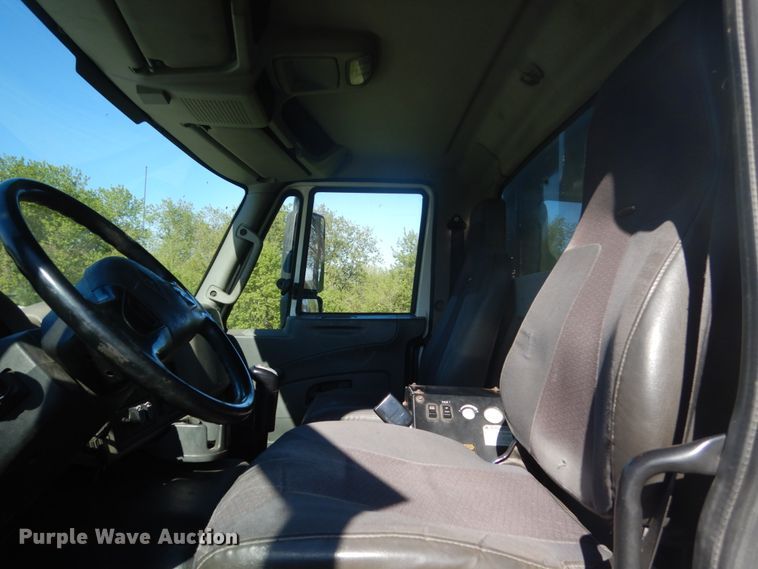 image for item GW9877 2012 International 7600  flatbed truck