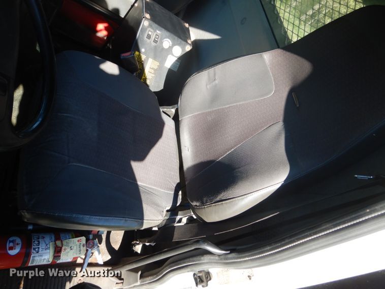 image for item GW9877 2012 International 7600  flatbed truck