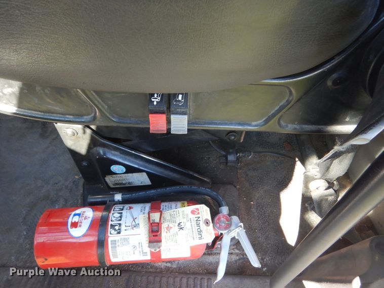 image for item GW9877 2012 International 7600  flatbed truck