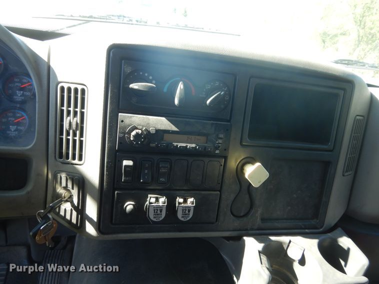 image for item GW9877 2012 International 7600  flatbed truck