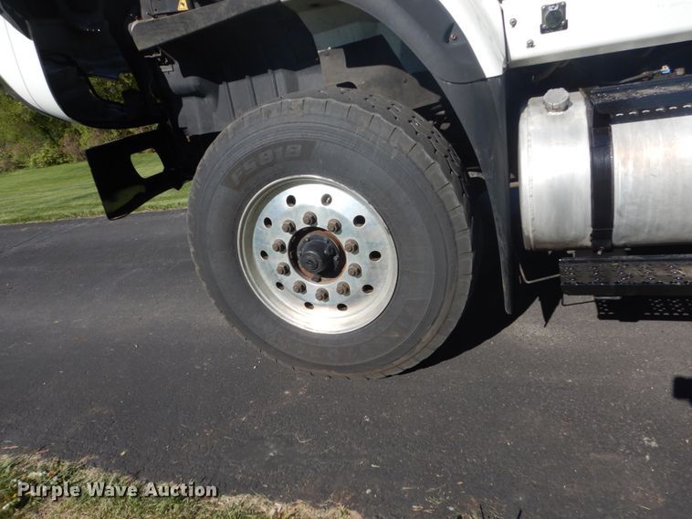 image for item GW9877 2012 International 7600  flatbed truck