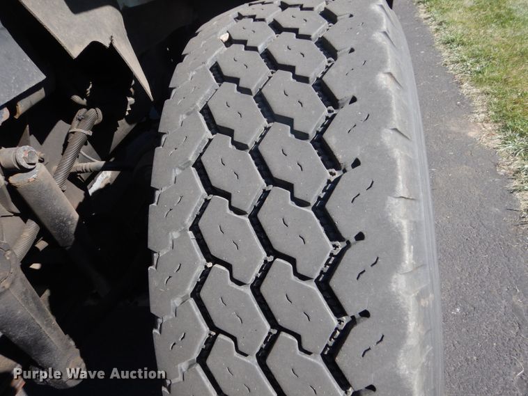 image for item GW9877 2012 International 7600  flatbed truck