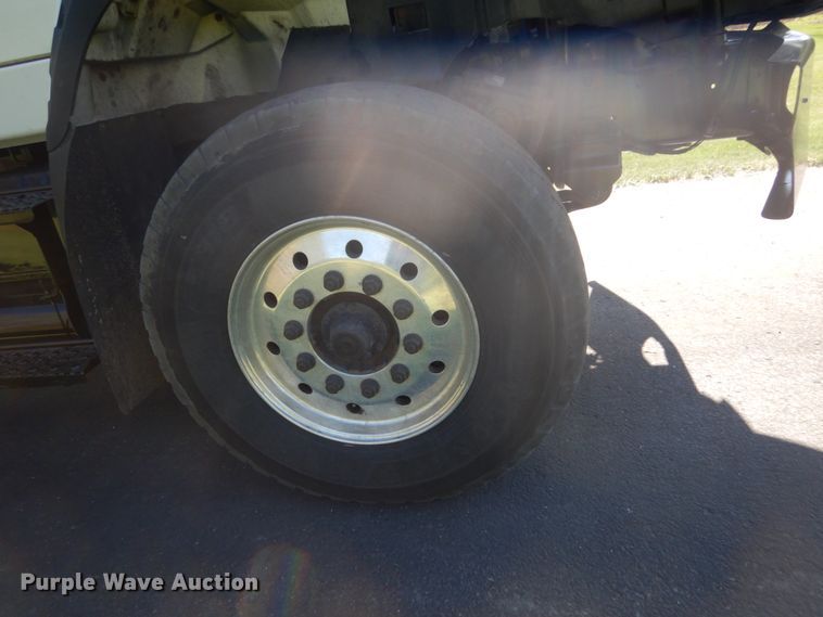 image for item GW9877 2012 International 7600  flatbed truck