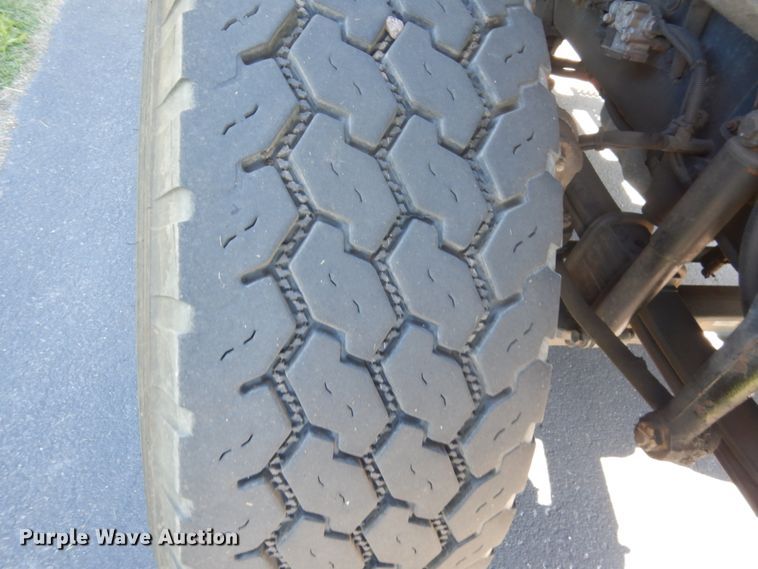 image for item GW9877 2012 International 7600  flatbed truck