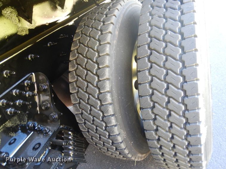 image for item GW9877 2012 International 7600  flatbed truck