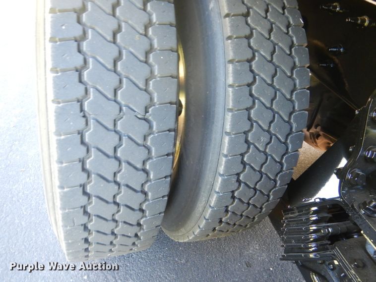 image for item GW9877 2012 International 7600  flatbed truck