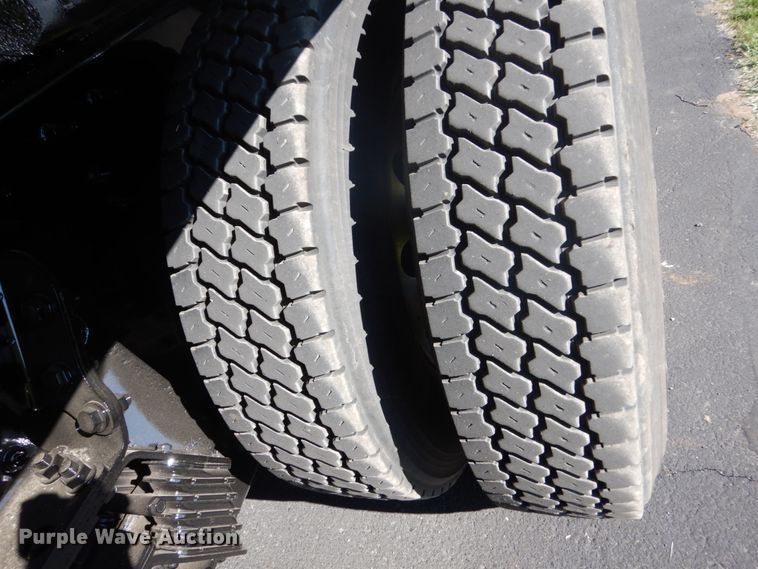 image for item GW9877 2012 International 7600  flatbed truck