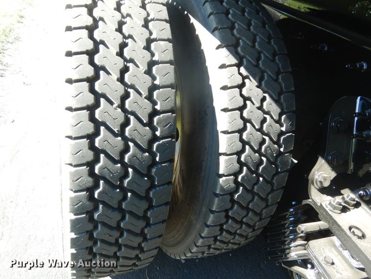 image for item GW9877 2012 International 7600  flatbed truck