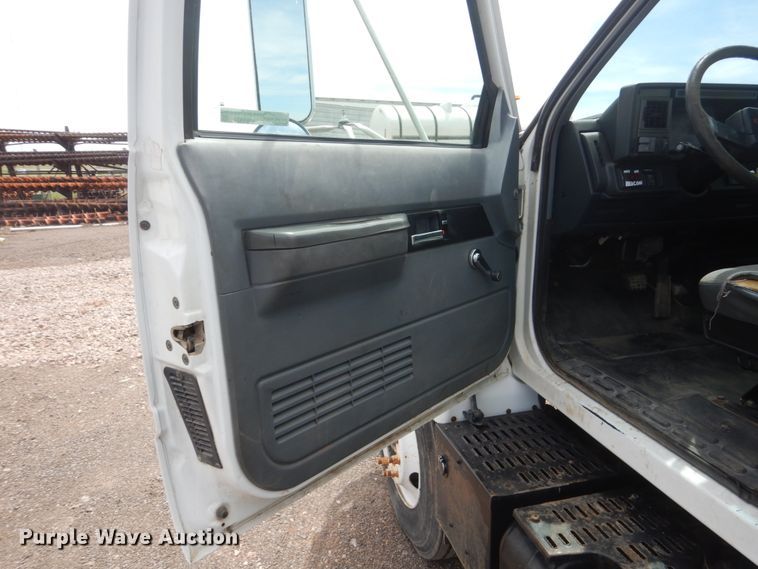 image for item GW9924 2000 GMC 6500  box truck