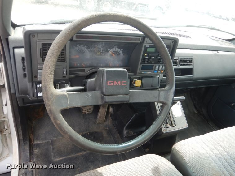 image for item GW9924 2000 GMC 6500  box truck