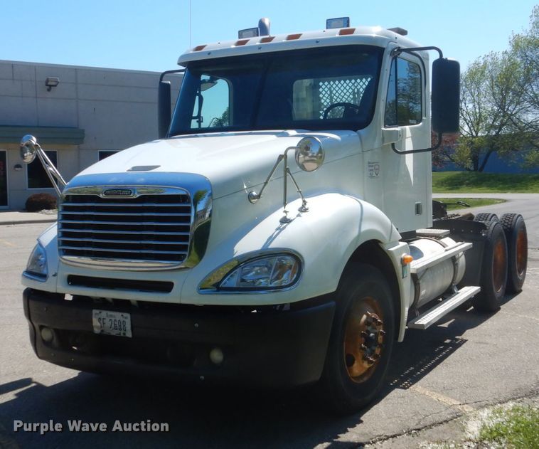image for item GW9957 2005 Freightliner Columbia  semi truck