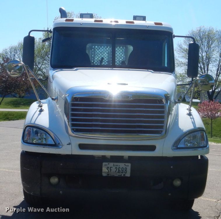 image for item GW9957 2005 Freightliner Columbia  semi truck