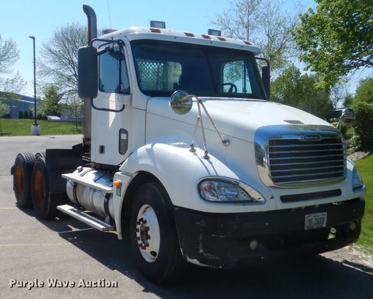 image for item GW9957 2005 Freightliner Columbia  semi truck