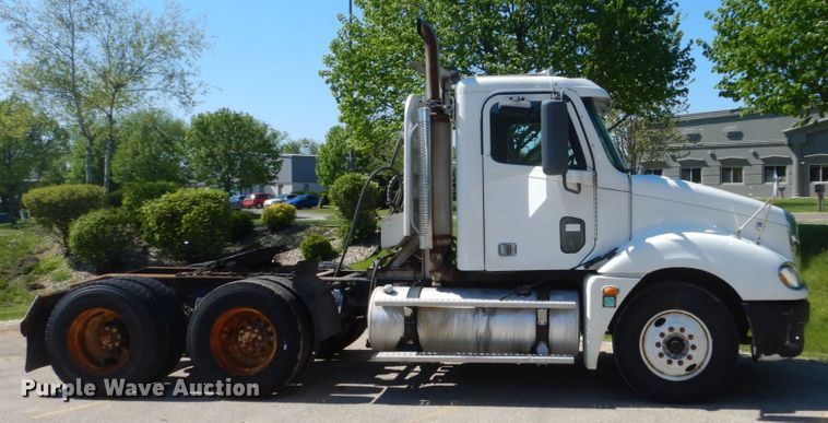 image for item GW9957 2005 Freightliner Columbia  semi truck