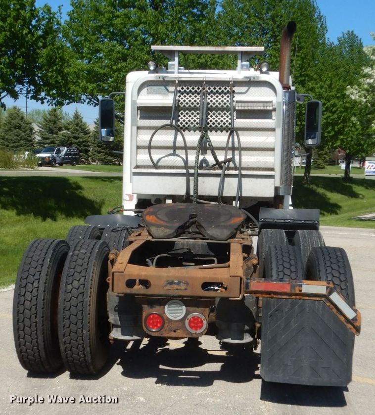 image for item GW9957 2005 Freightliner Columbia  semi truck