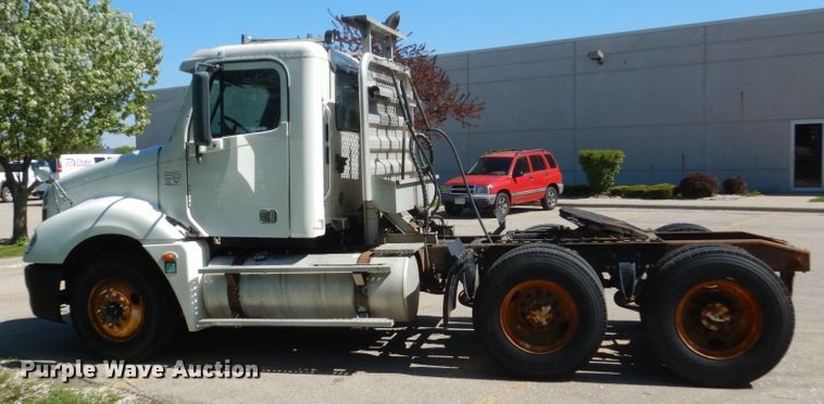 image for item GW9957 2005 Freightliner Columbia  semi truck