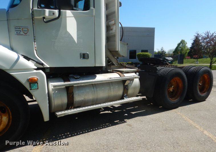 image for item GW9957 2005 Freightliner Columbia  semi truck