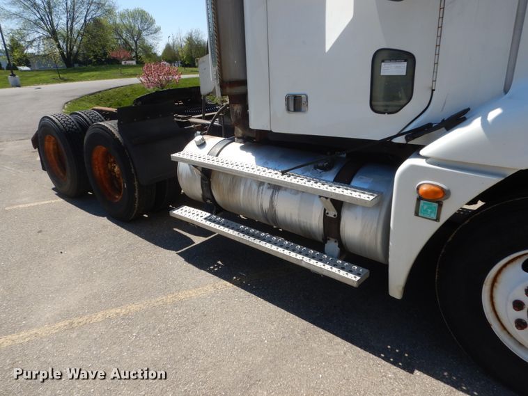 image for item GW9957 2005 Freightliner Columbia  semi truck