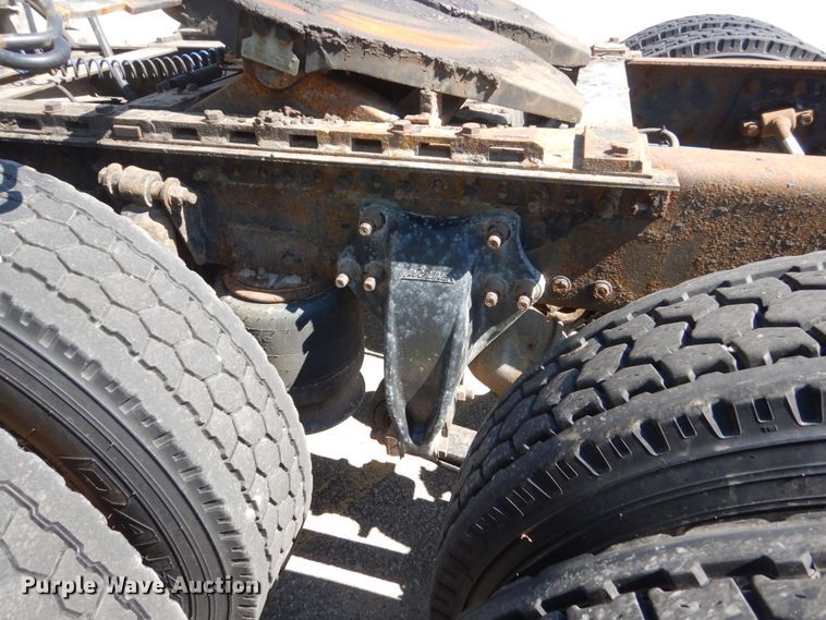 image for item GW9957 2005 Freightliner Columbia  semi truck