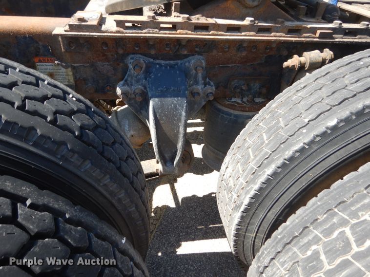 image for item GW9957 2005 Freightliner Columbia  semi truck